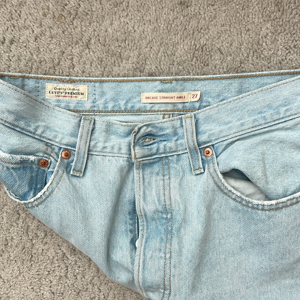 Levis - Picture 4 of 4